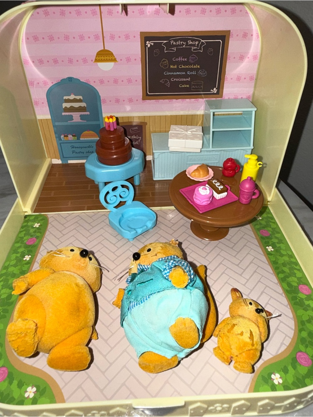 Cailico Critters carry case Bakery furniture accessories & figurines